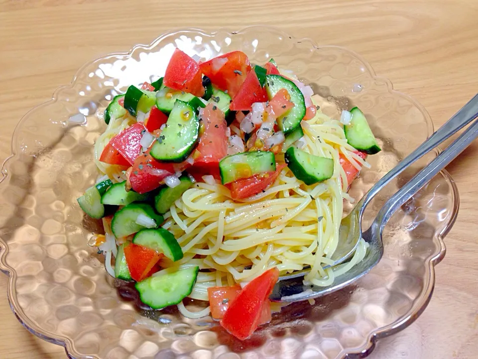 くららさんの料理 スプーンで食べる‼夏のトマト🍅ときゅうりのサラダ⭐|マキさん