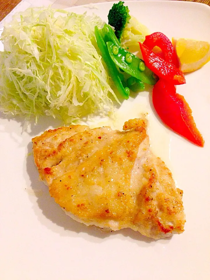 Snapdishの料理写真:鶏胸肉の塩レモンソテー🍋|まみりんごさん