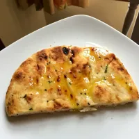 Naan bread drizzled with olive oil|Eviliseさん