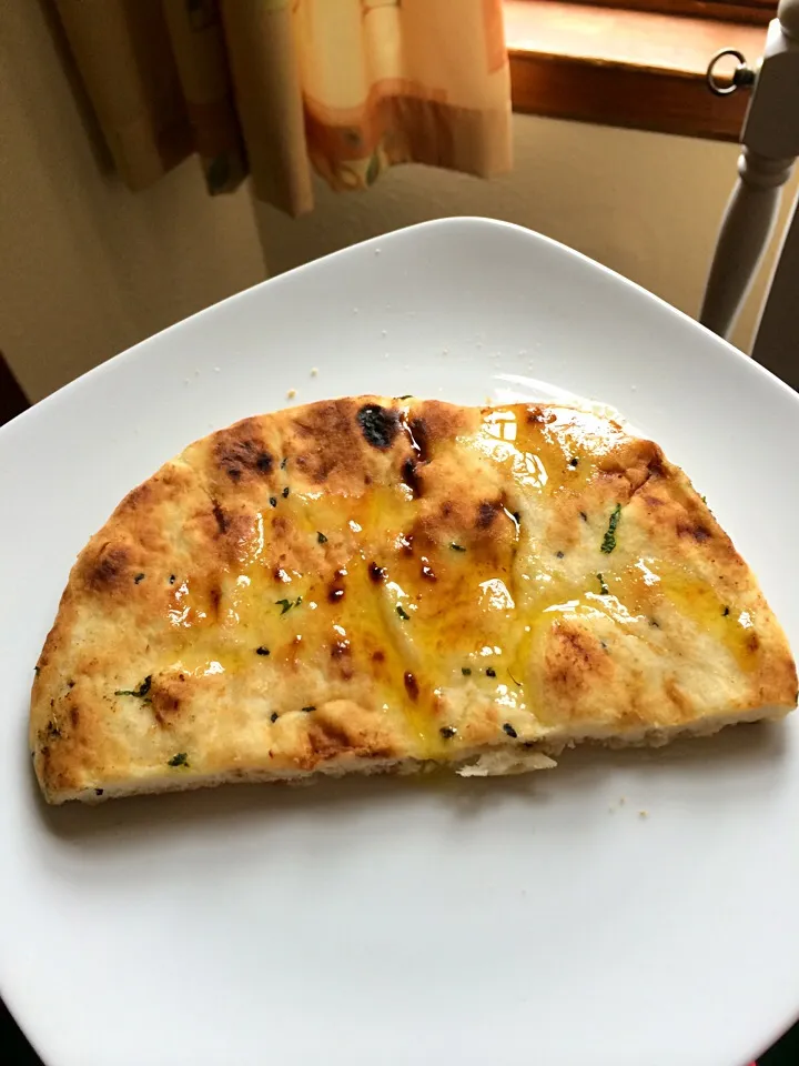 Naan bread drizzled with olive oil|Eviliseさん