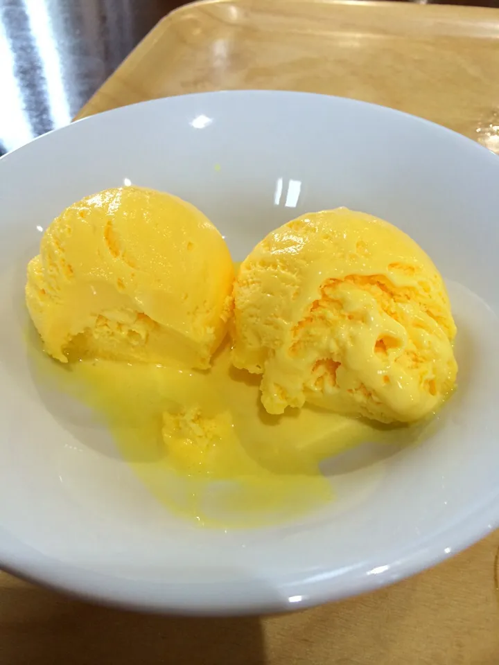 Snapdishの料理写真:Mango frozen yoghurt|Eviliseさん