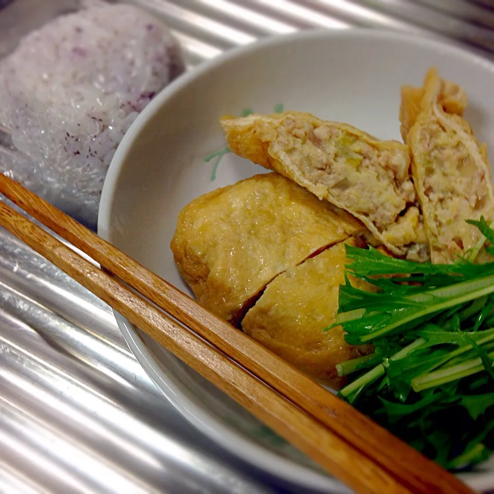 今日の晩ご飯は、おあげさんの袋煮、ゆかりおむすび。|ゆえさん