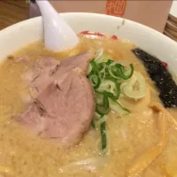 Snapdishの料理写真:野方ホープ目黒店。
前回の‘つけ麺’はやめてオーソドックスの‘野方ホープ ラーメン’
出汁は変わってないが麺が変わったと思うのは気のせい？|またさんさん