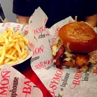 Snapdishの料理写真:French onion burger and Parmesan fries|Shawna Rowleyさん