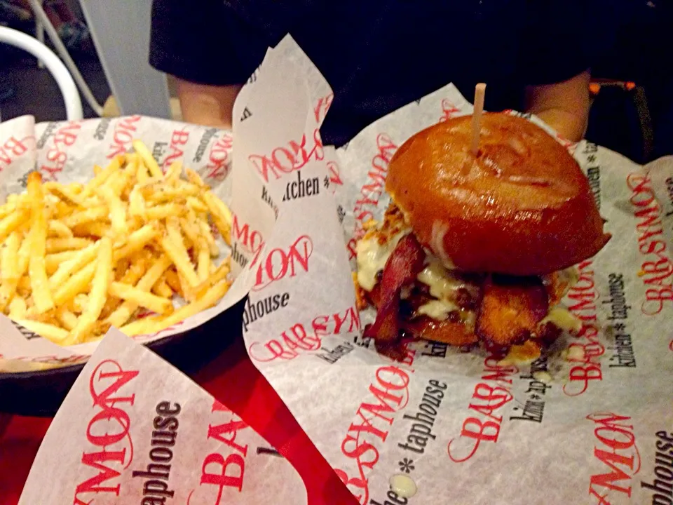 French onion burger and Parmesan fries|Shawna Rowleyさん