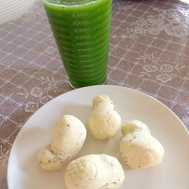 Café de hoje pão de chia e suco verde 😋|Hérica Yamasumiさん