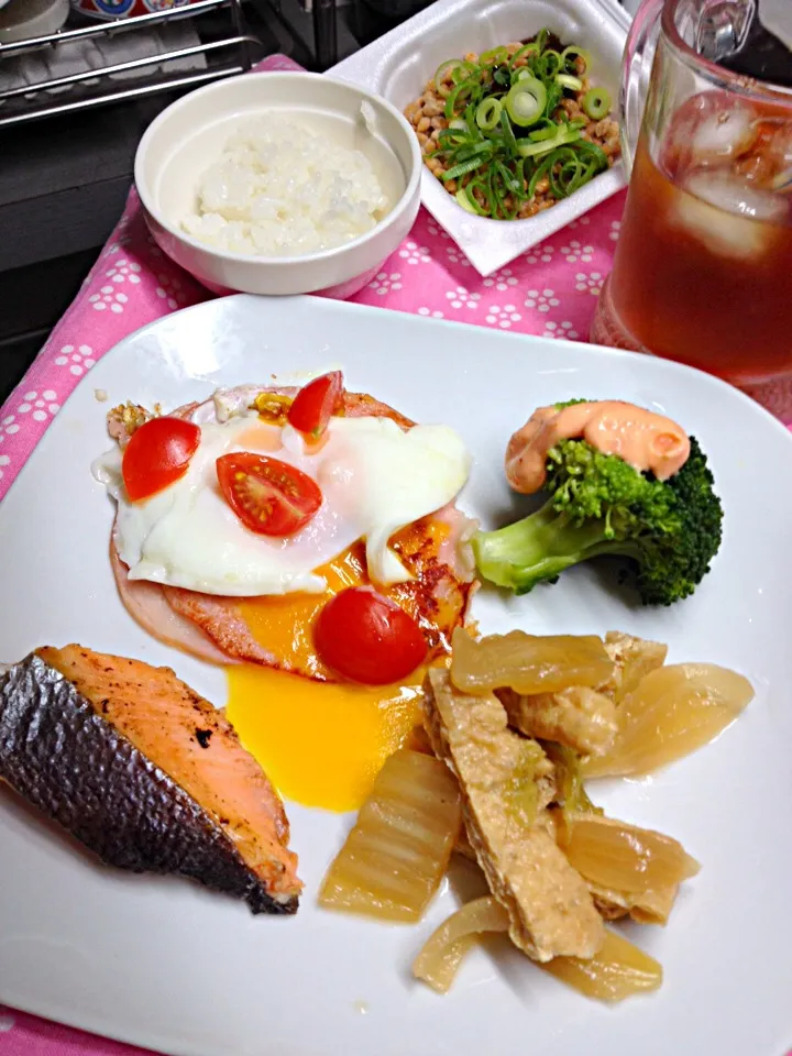 朝ごはん。久しぶりに鮭の塩焼き。目玉焼き壊れたから、トマトで誤魔化す(^^;;|ハルさん