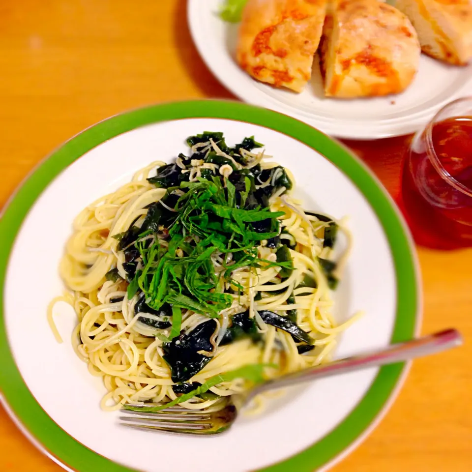 spagehetti,seaweed n small serden stile giapponese.わかめとじゃこの和風スパゲティ|kctreeさん