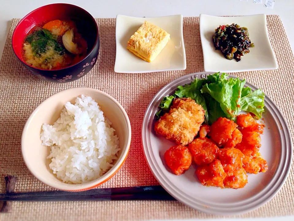 エビチリ ヒレカツ だし巻き 野沢菜のしぐれ 豚とツルムラサキの味噌汁|にゃろめさん