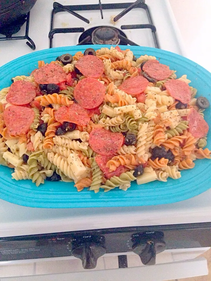 Pasta salad made with olives pepper jack cheese and peparoni! Finish it off with italian salad dressing!|Brittany Fosterさん