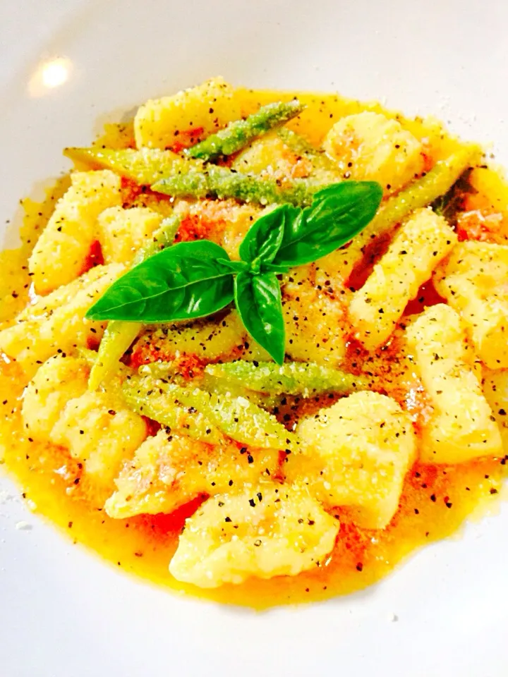 gnocchi fatti in casa asparagi pomodoro fresco burro e basilico|antonio scottoさん