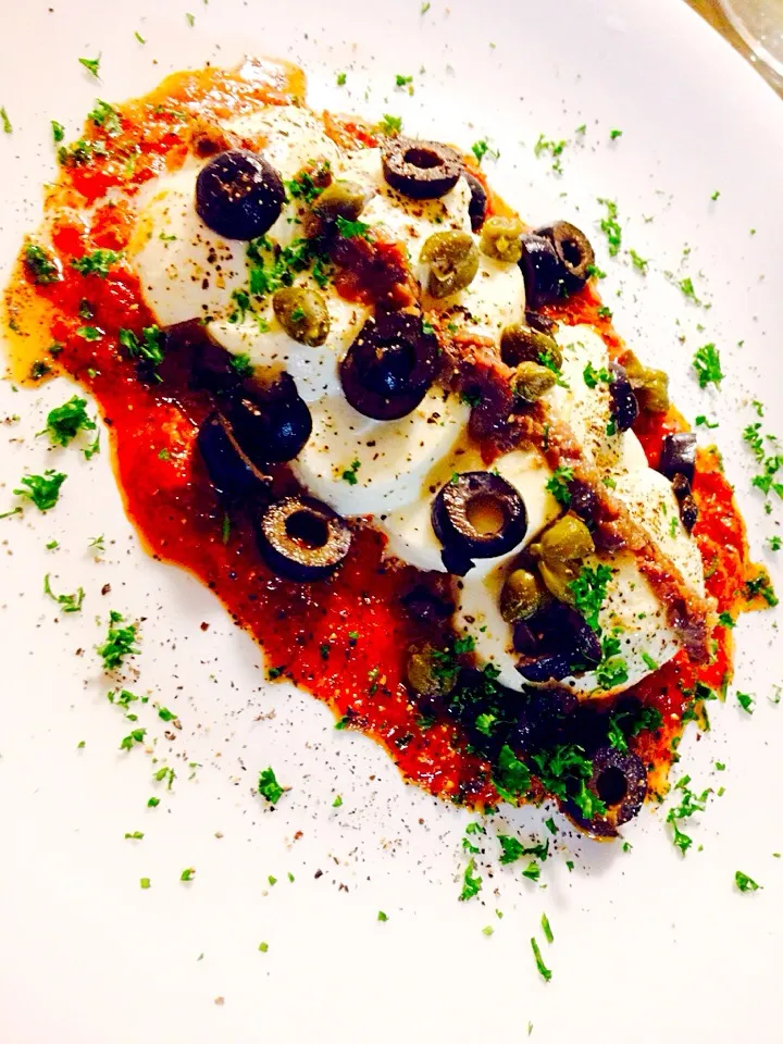 mozzarella alla puttanesca con pesto di pomodori secchi.|antonio scottoさん