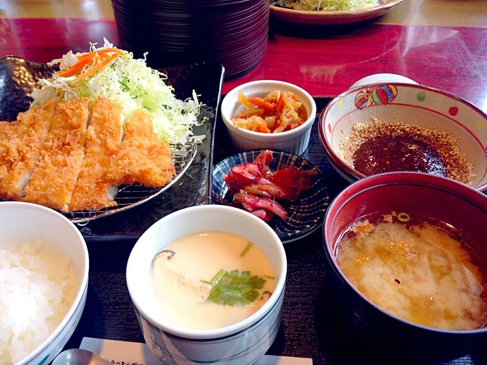 Snapdishの料理写真:トンカツ定食|まゆさんさん