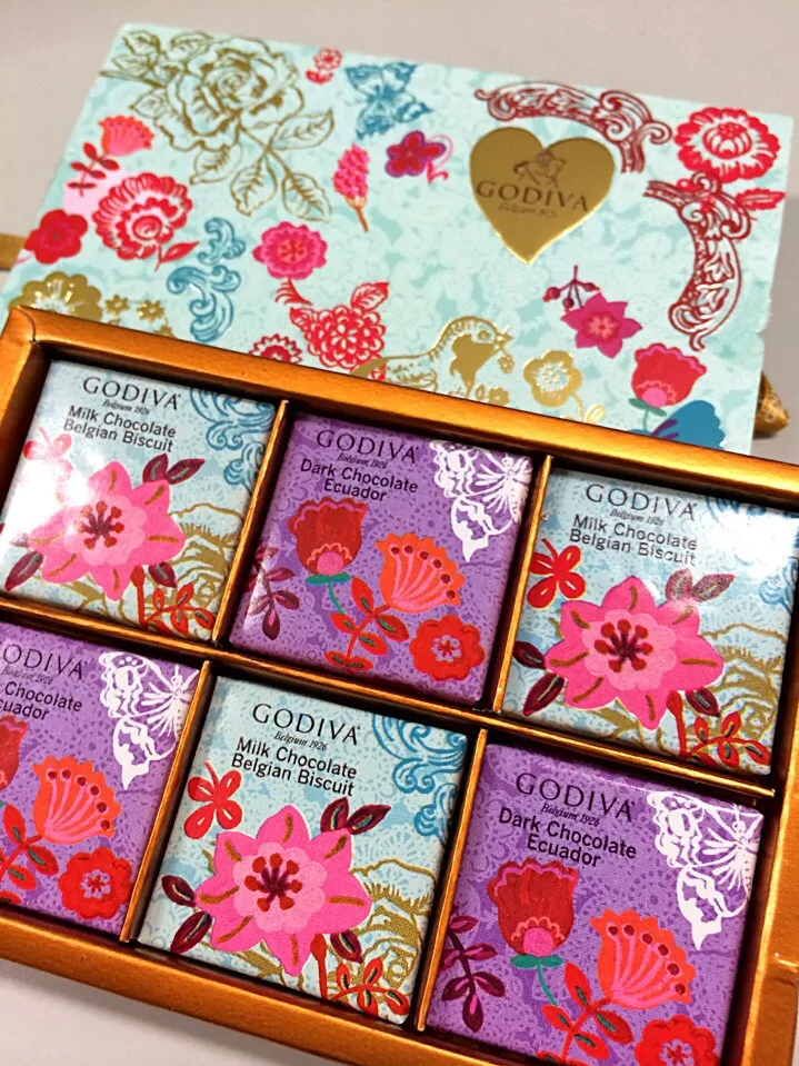 バレンタインチョコを開けた（＾∇＾）

GODIVA '14 メサージュショコラ カレアソートメントって書いてる。

めんこい♡|しーさん