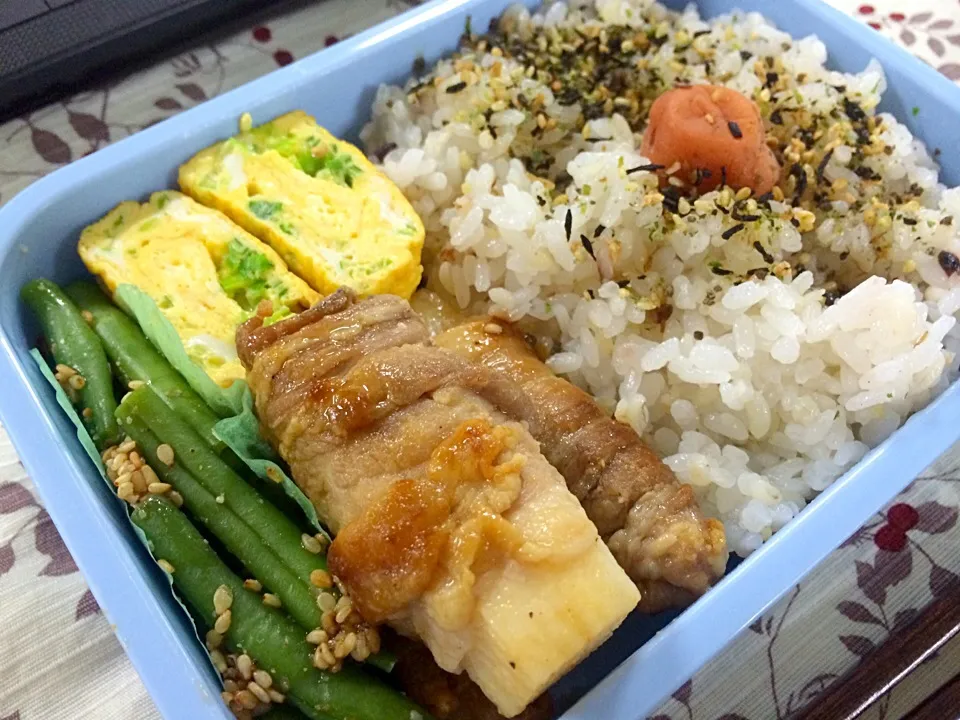 Snapdishの料理写真:お弁当。長芋の豚肉巻き焼き、ねぎ入り玉子焼き、いんげん胡麻和え。|liccaさん