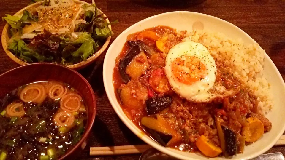 Snapdishの料理写真:賄い飯♪ 夏野菜の挽き肉カレー     目玉焼きのせ|Gauche Suzukiさん