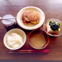 Snapdishの料理写真:昨日の昼食。納豆のおやき・冷や奴・あさりの味噌汁・ごはん|まころんさん