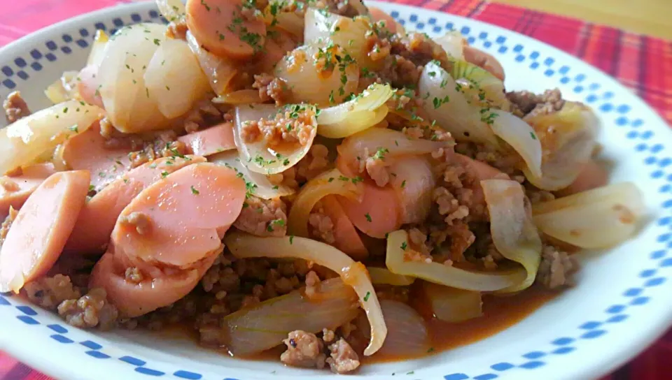 新玉ねぎと・魚肉ソーセージ、挽き肉の
ソース炒め・・・・・・|kimikimi󾬍さん