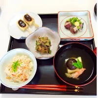 Snapdishの料理写真:・鰹の角切掛け醤油
・きゅうりと干し椎茸の胡麻和え
・桜海老のご飯
・わかめ入りの玉子豆腐お清汁|RioKaさん