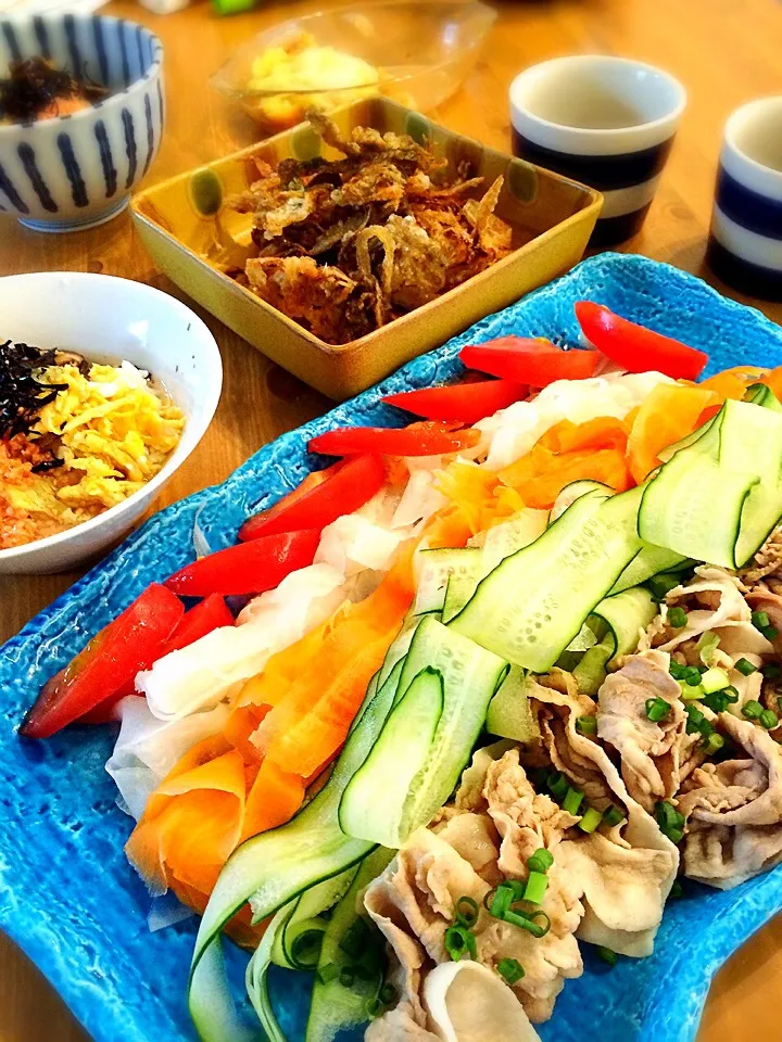 ひらひら野菜の豚しゃぶサラダ。つゆも使ってだし茶漬け🍲|くーまんもんさん