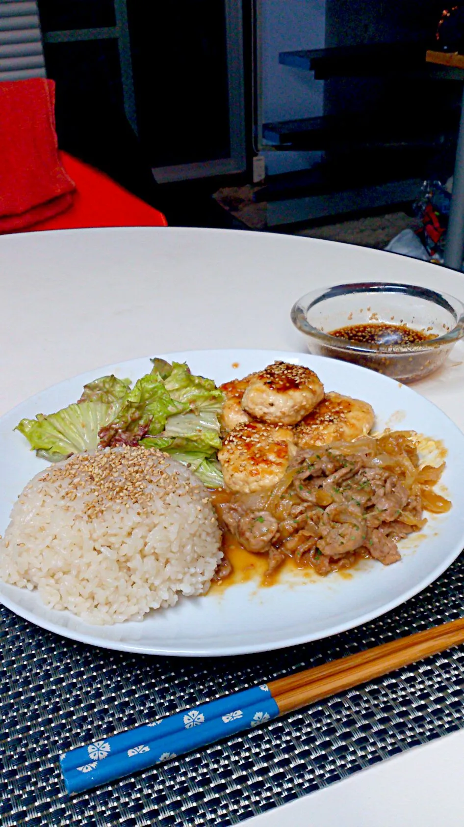 鶏むねのつくね風バーグ
豚とたまねぎの甘辛炒め
麦茶ご飯
サラダ|Megumi Yamaguchiさん