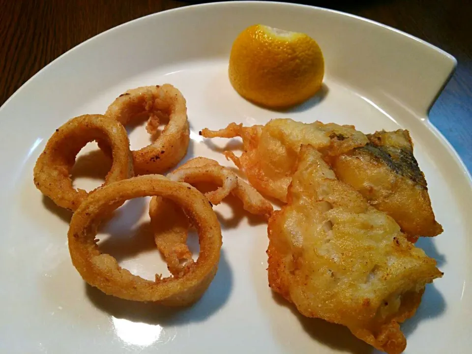 Snapdishの料理写真:Calamares espanoles y merluza a la romana～(^^)
カラマレス・エスパニョレス・イ・メルルーサ・ア・ラ・ロマーナ(^^)v
イカ一杯、いっぱいかも、を前投稿のイタリア料理と二種類調理＼(^^)／|quitaさん