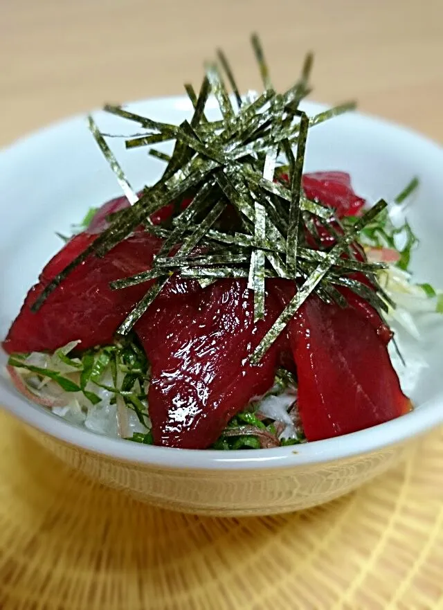 まぐろ丼。美味しそうなマグロの切り落としが売っていたので作りました(*^▽^*)|夢子さん