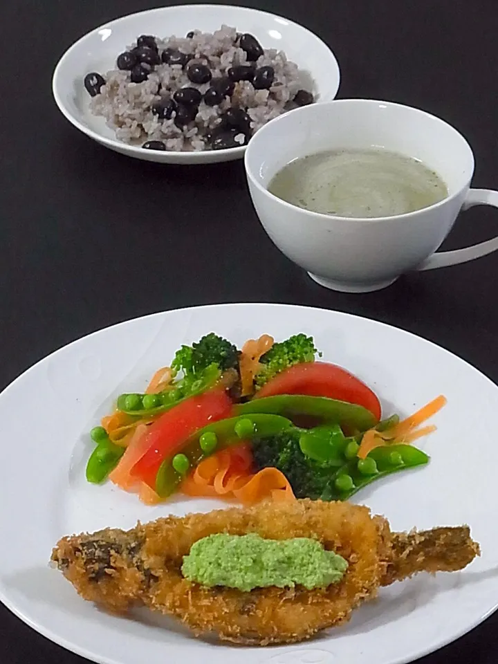 今晩は、ニジマスのカレー風味フライ、そら豆のポタージュ、黒豆ご飯

これまで火曜日が一番帰宅時間も遅く疲れていたのに、他の曜日が遅くなり火曜日が楽に感じる様に(*^^*) 

で、元気もやる気も残っていたので、ニジマスを背開きにして、川魚のくせ消しにカレー粉でピリッと香ばしくフライにしました。
タルタルソースにえんどう|akazawa3さん