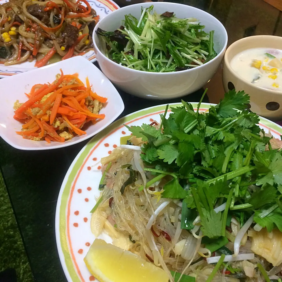 Snapdishの料理写真:パッタイ風春雨、焼きうどん、グリーンカレーペーストの人参しりしり、青梗菜のミルク煮、揚げ焼きワンタン皮と水菜のサラダ。|Snack PIYOさん