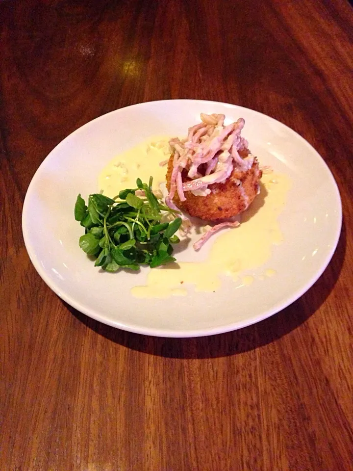 Smoked haddock and bacon fish cake with smoked bacon sauce.|emmaさん