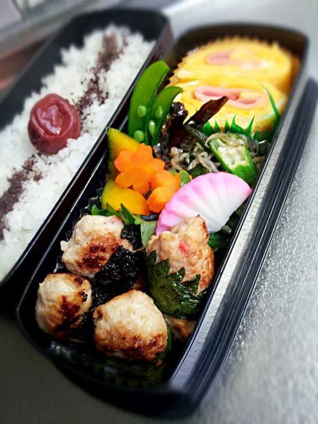 Snapdishの料理写真:《水曜日のお弁当》

・磯部つくね
・青じそつくね
・ハム入りだし巻き玉子
・オクラ、ちりめん胡麻油炒め
・温野菜→かぼちゃ、スナップエンドウ、人参
・いわし生姜煮(市販品)

ｲﾃﾗ━━━ヾ(*･ω･*)━━━ｯｼｬｲ!♥|藤田 まり子さん