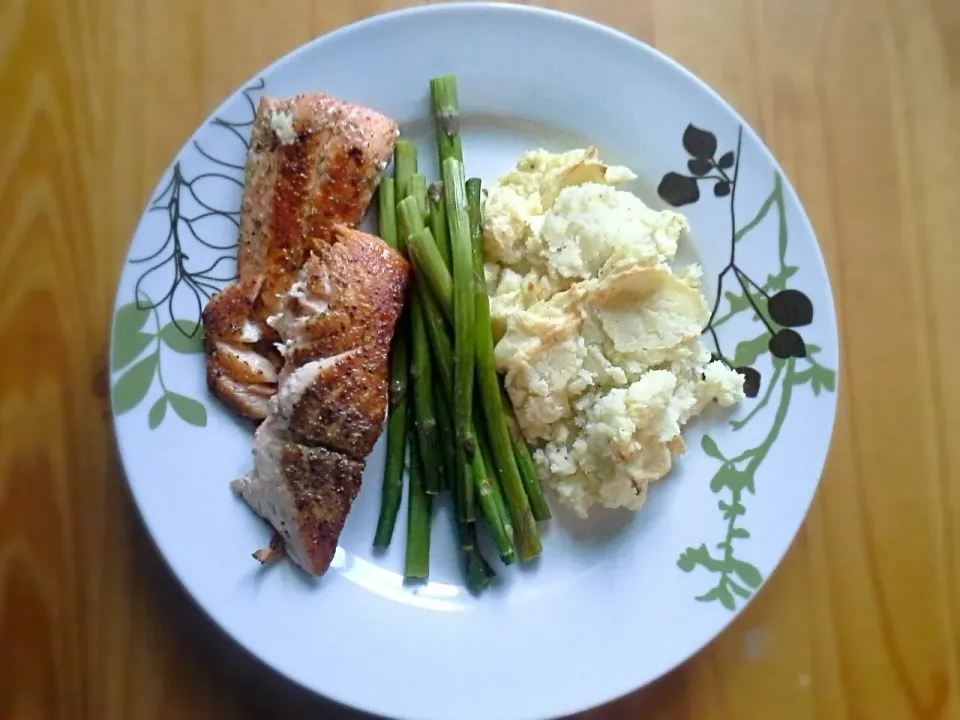 Pan roasted salmon,  roasted asparagus and roast garlic mashed potatoes|Fe's kitchenさん