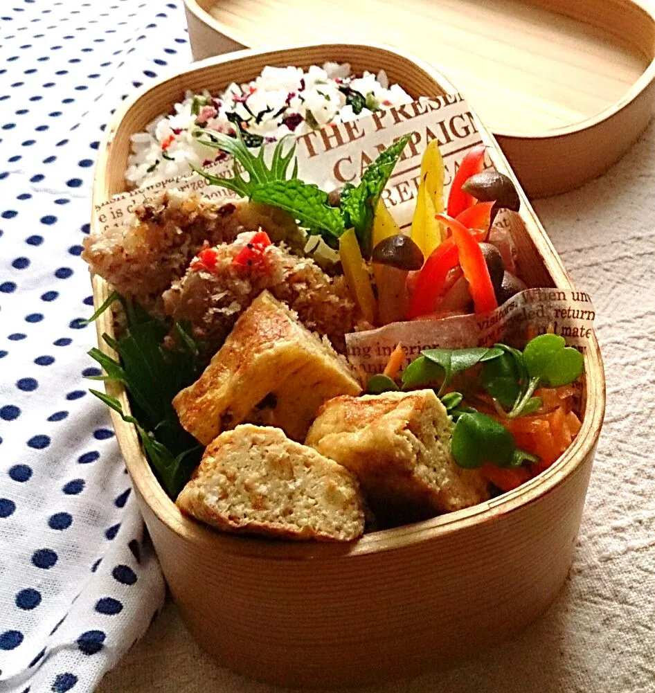 豚肉のガーリックパン粉焼き弁当
今日のパパのお弁当は
豚肉のガーリックパン粉焼き(粒マスタード入り)
パプリカとしめじのベーコン巻き
残りのキーマカレーの卵焼き(お椀に卵二個とカレーをくるくるしてから焼きました)
人参ラペに間引きしたルッコラ新芽乗せ
等でした。|とだともさん