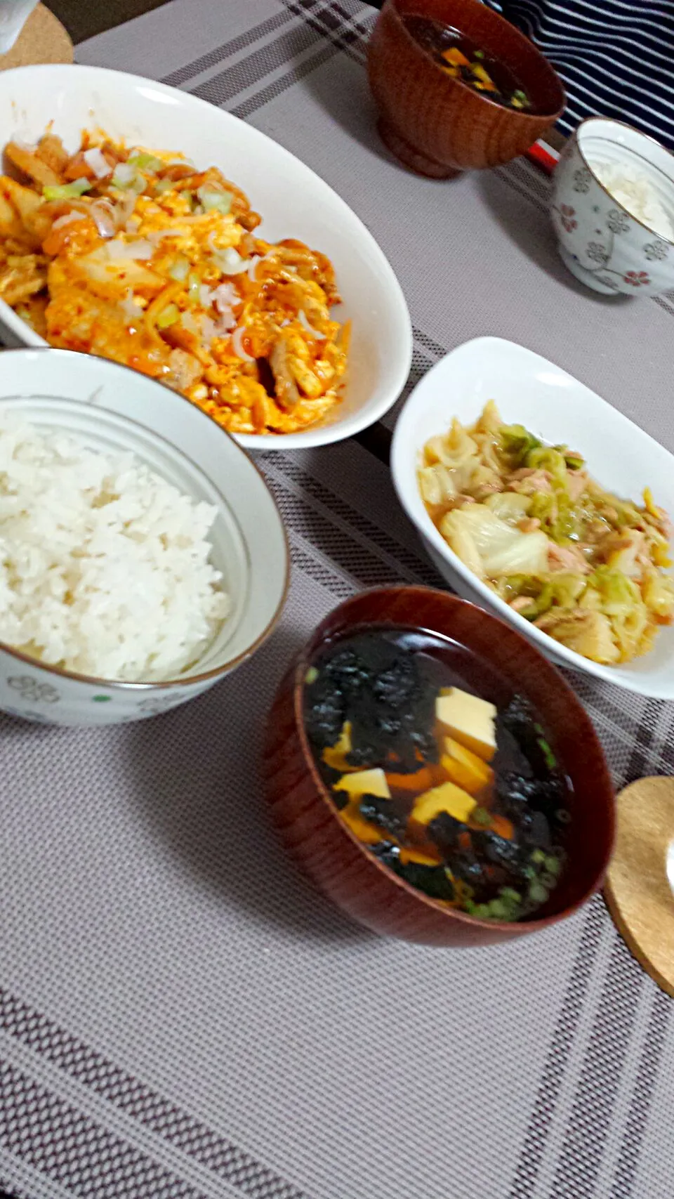 Snapdishの料理写真:豚肉キムチ玉子炒め、ツナキャベツ、豆腐と海苔青ネギのお椀|三宅章人  Akihito Miyakeさん