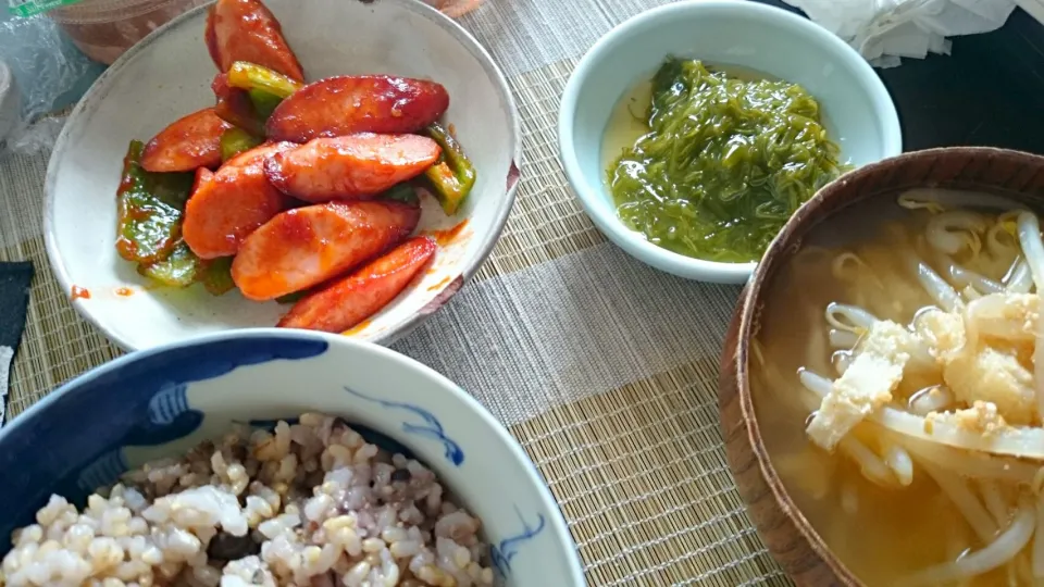 魚肉ソーセージのケチャップ炒め＆めかぶ＆もやしの味噌汁|まぐろさん