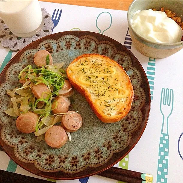 ハーブソーセージと野菜の炒め物、マヨパセリバゲット|かぴこさん