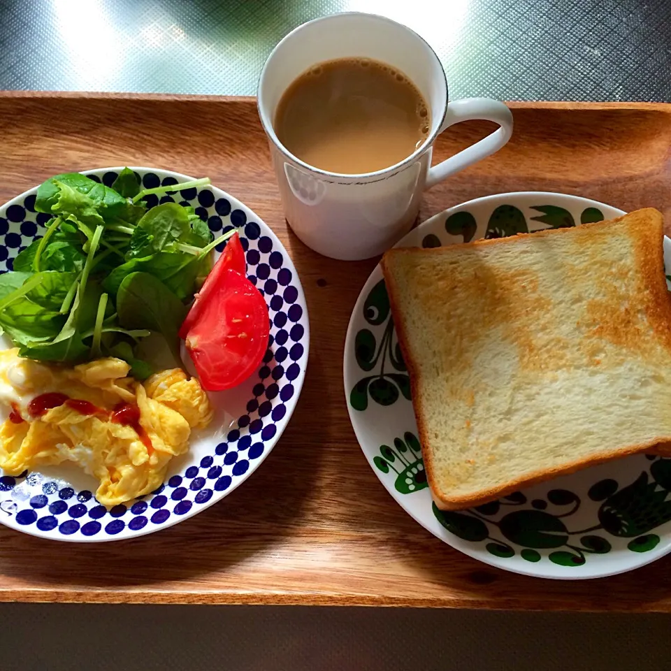 セントルの角食、スクランブルエッグ＆サラダ、コーヒー|charさん