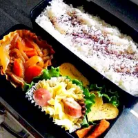 Snapdishの料理写真:0528　彼お弁当
豚バラ人参玉ねぎの焼き肉炒め、マカロニのカルボナーラ、玉子焼き、鮭の塩焼き。|ｅｒｉさん