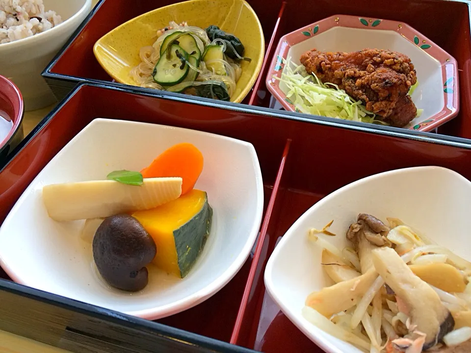 今日の社食もヘルシーBOX。520円。あまり代わり映えしなくてすいませんw|ルーア・ブランカさん