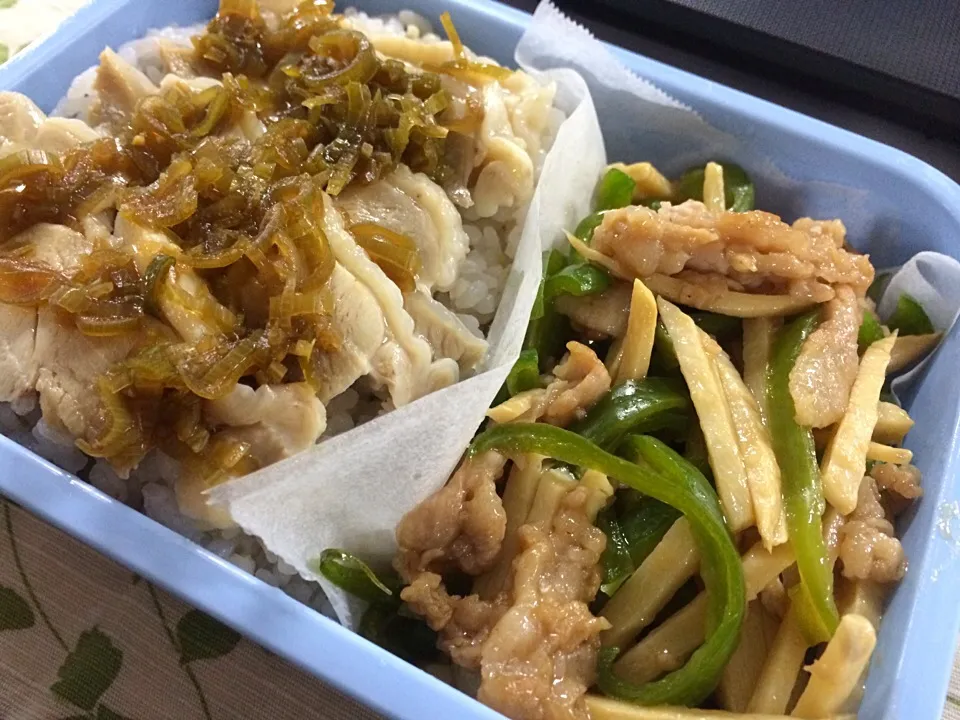 お弁当。海南鶏飯風とりのっけご飯、青椒肉絲。|liccaさん