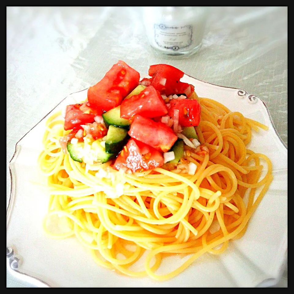 くららさんのスプーンで食べる‼夏のトマト🍅ときゅうりのサラダ⭐冷製パスタにのせて！|ゆっぴぃさん