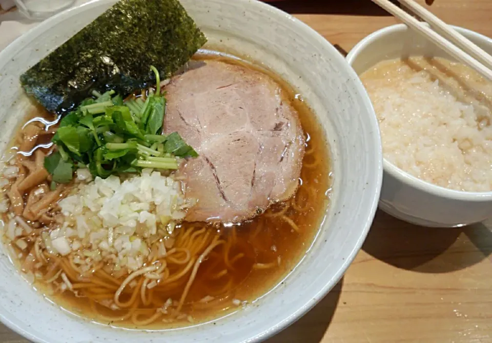 Snapdishの料理写真:淡麗醤油ラーメンと出汁の効いたとろろ飯|哲さん