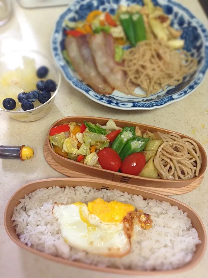 Today's lunch box & JK lunch plate. 今日から中間テスト。リポD持って登校するJKって(^_^;) ハニーは接待ゴルフで早朝出発につきオニギリふたつ持たせた。コンペのお土産は何かな〜♪|hoppycowさん