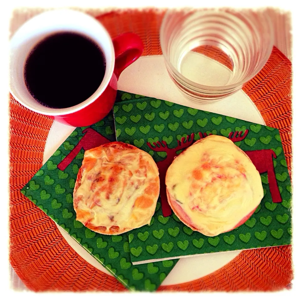 昨日の残りのジャガイモとセロリとクレソンのドライトマトソテーとチーズをマフィンに乗せ焼きました♬( ^ω^ )  もう一枚はハムにキュウリと桜えびとチーズ♬ 意外な組み合わせですがコレも美味しかった♬|黒パグ.ヨシコさん