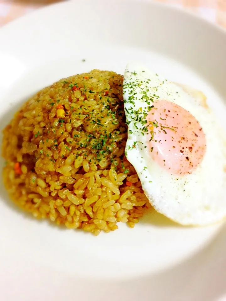 カレーピラフ目玉焼き乗っけ|まきこさん