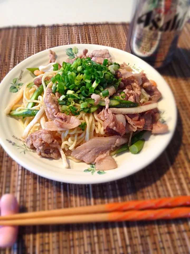 旬のアスパラいっぱい！塩焼きそば。|たまごさん