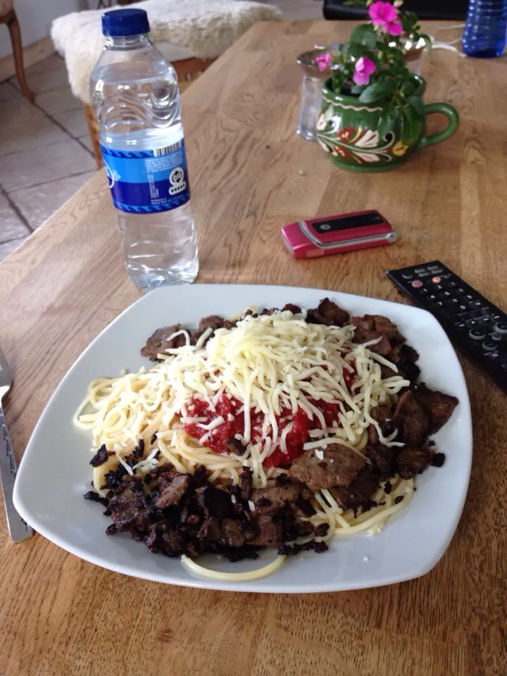 Pasta with tomato sause, Cheesh and kebab|Natasha Ventrupさん