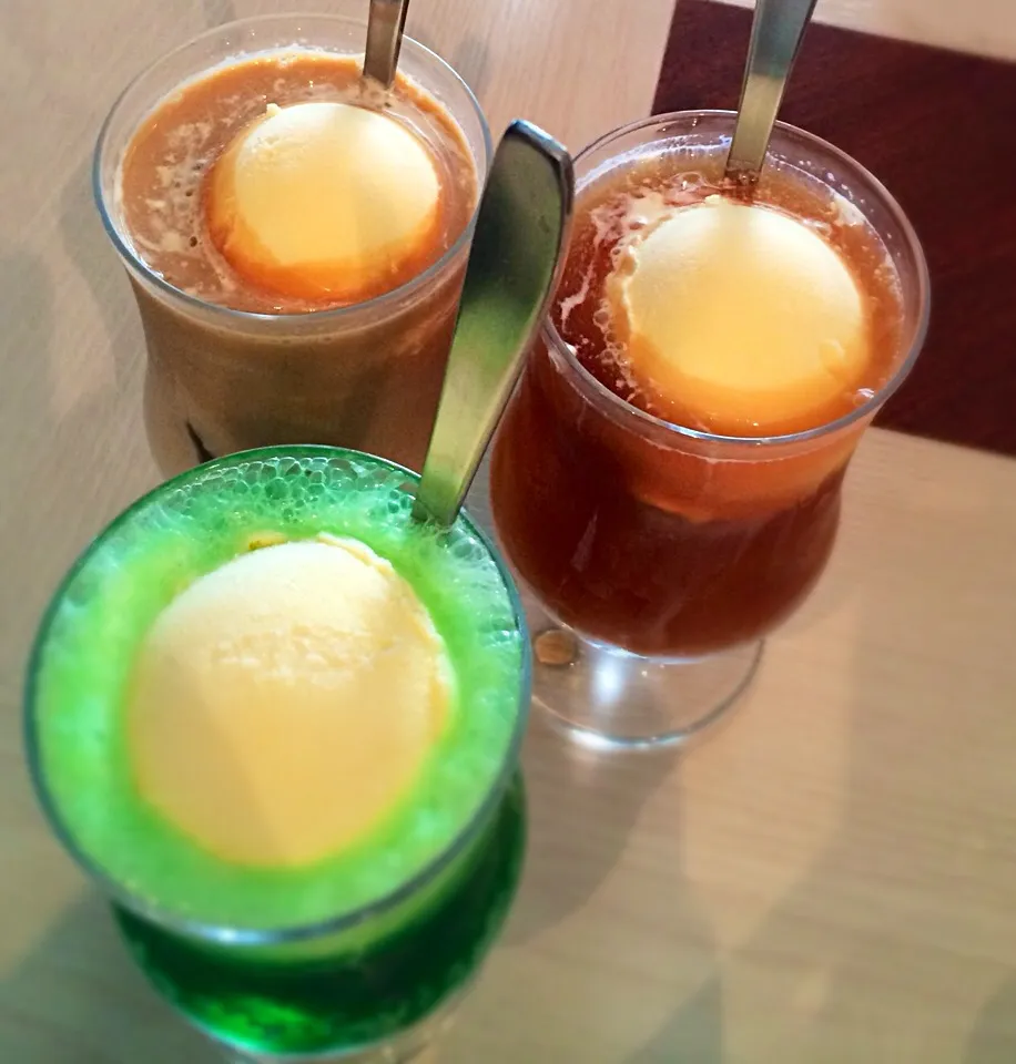 フロート三兄弟🍹メロンソーダ、紅茶にカフェオレ…😋@社食|Michiyo Shimizuさん