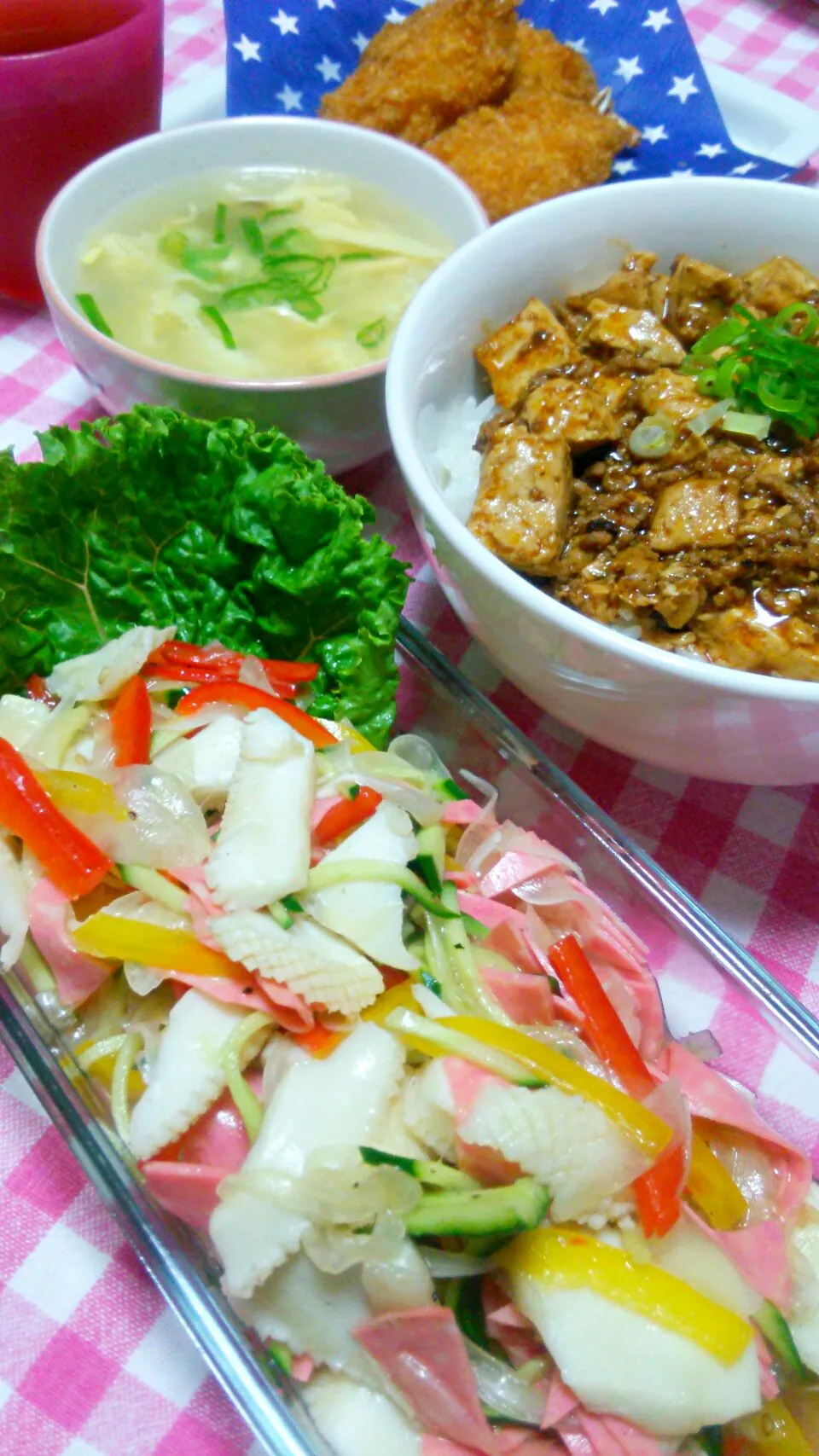 Snapdishの料理写真:麻婆丼(豚挽肉･にんにく･生姜･青ねぎ)、マリネ(いか･ビアソー･新玉葱･きゅうり･赤&黄パプリカ)、カニクリームコロッケ(頂き物＠柿安)、スープ(卵･搾菜･青ねぎ)|まあるさん