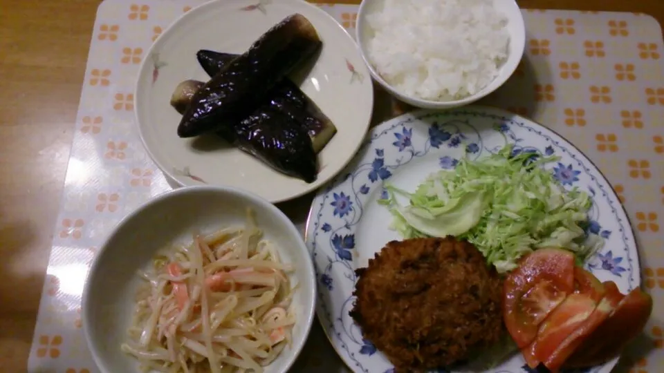 Snapdishの料理写真:5/28 メンチカツ、サラダ、もやしナムル、焼き茄子|クラキティさん